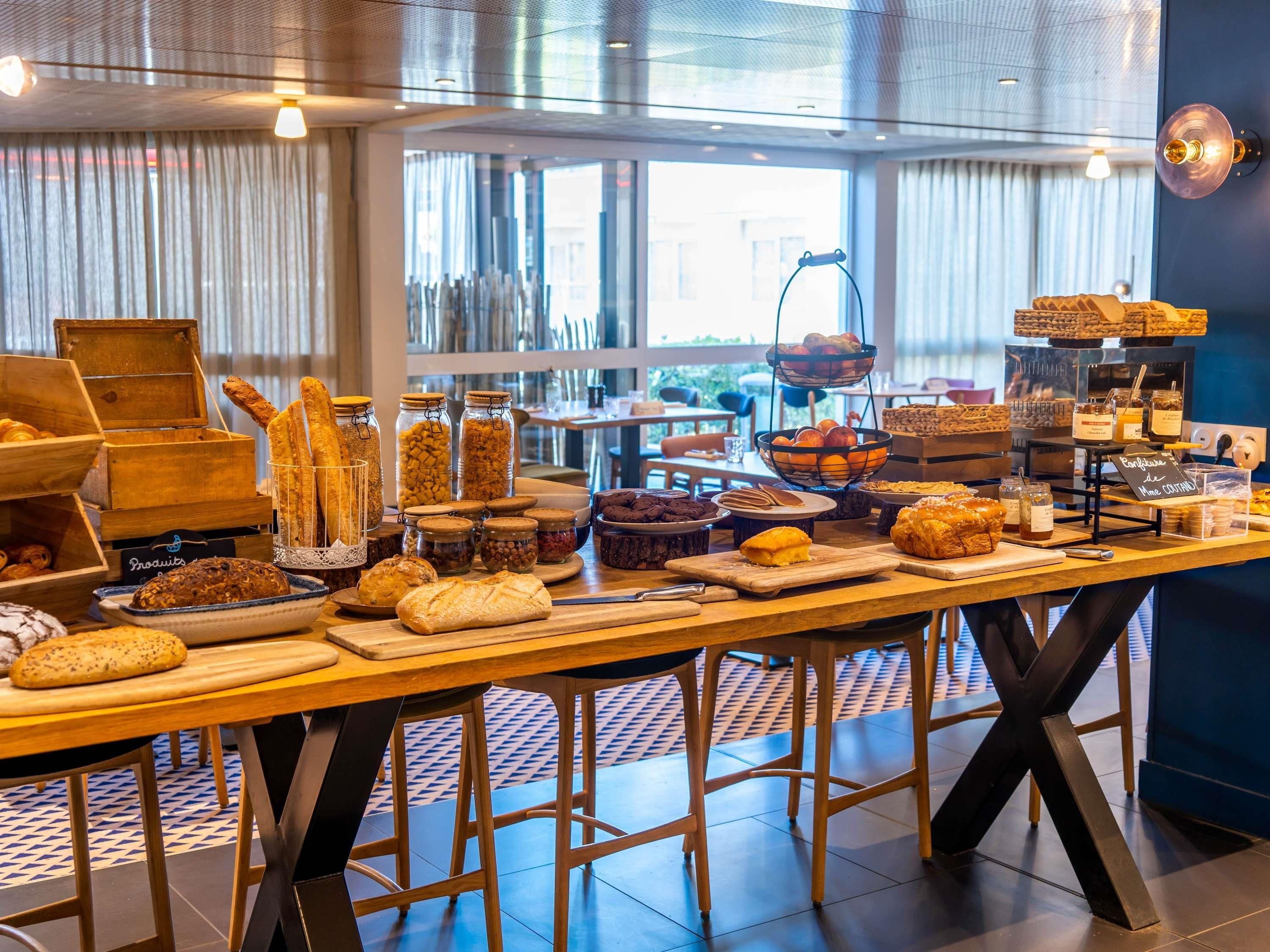Een buffetopstelling met diverse gerechten en een bordje met de tekst 'Bons de la COCOTHE'.