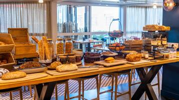 A buffet setup with various food items and a sign indicating 'Bons de la COCOTHE'.