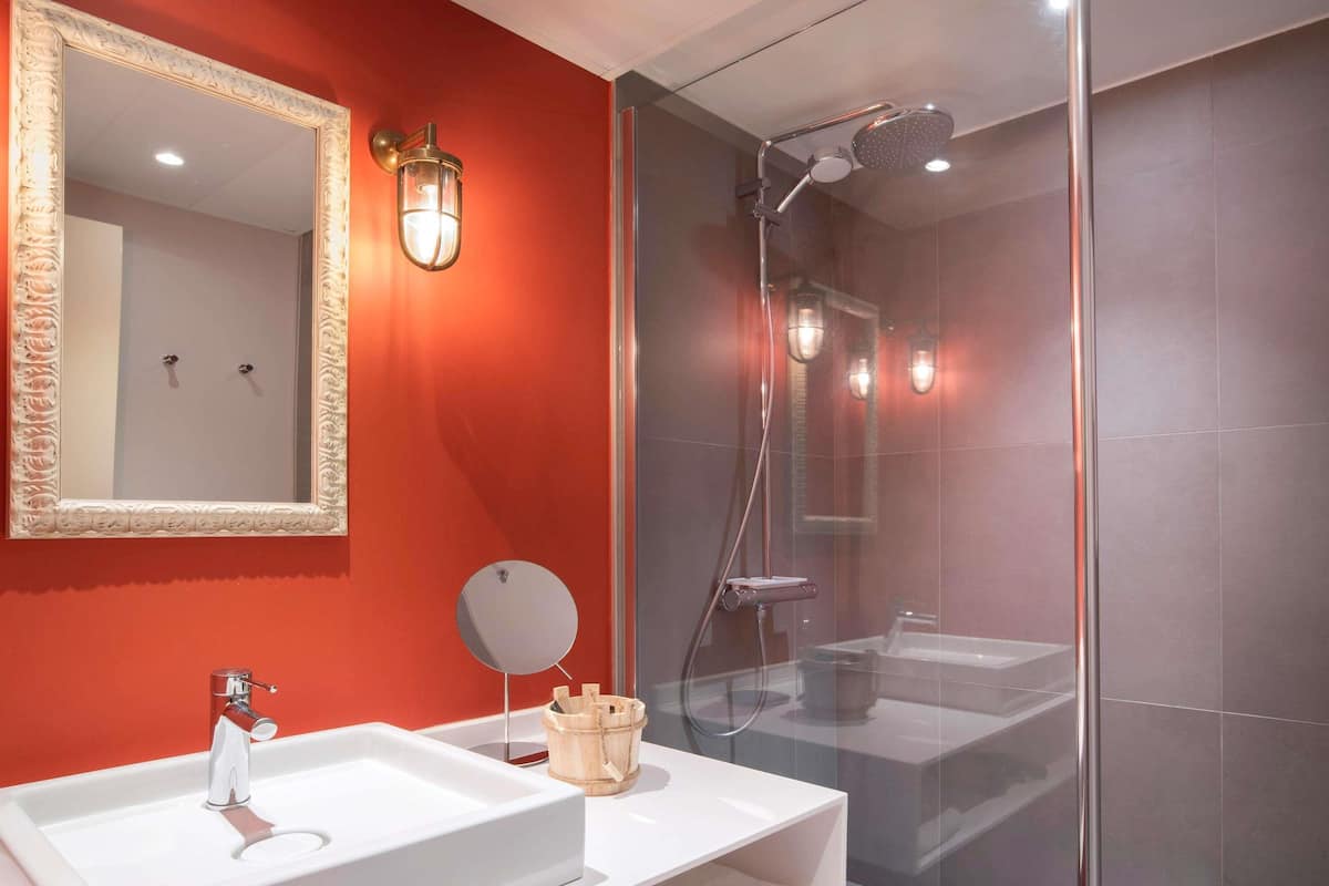 Premium bedding, in-room safe, desk, laptop workspace