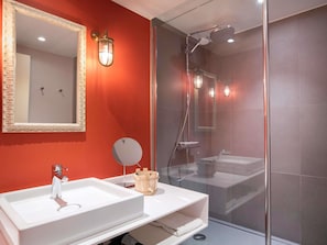 Articles de toilette écologiques, séchoir à cheveux, serviettes fournies