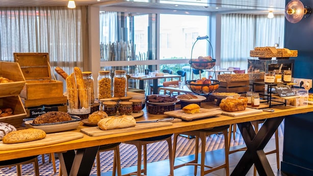 Mesa de buffet con diferentes alimentos y un cartel que indica 'Bons de la COCOTHE'.