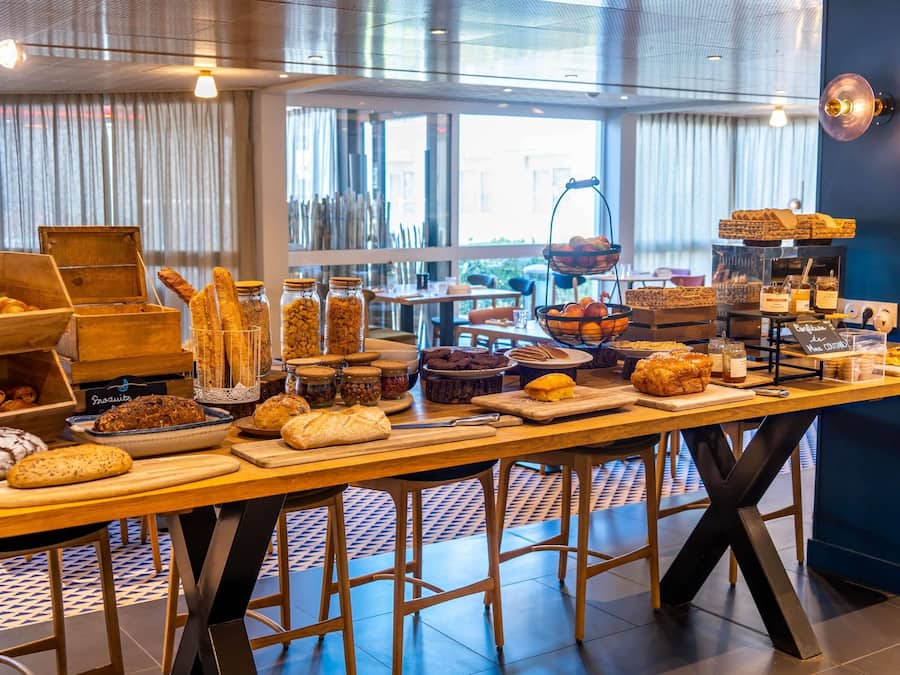 Desayuno continental diario (EUR 19 por persona)