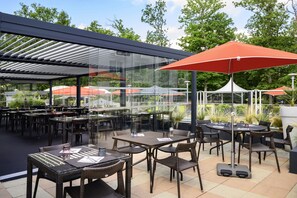Dîner et souper servis sur place, cuisine française, vue sur la piscine 