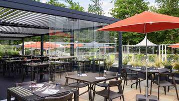 Déjeuner, dßner et brunch servis sur place