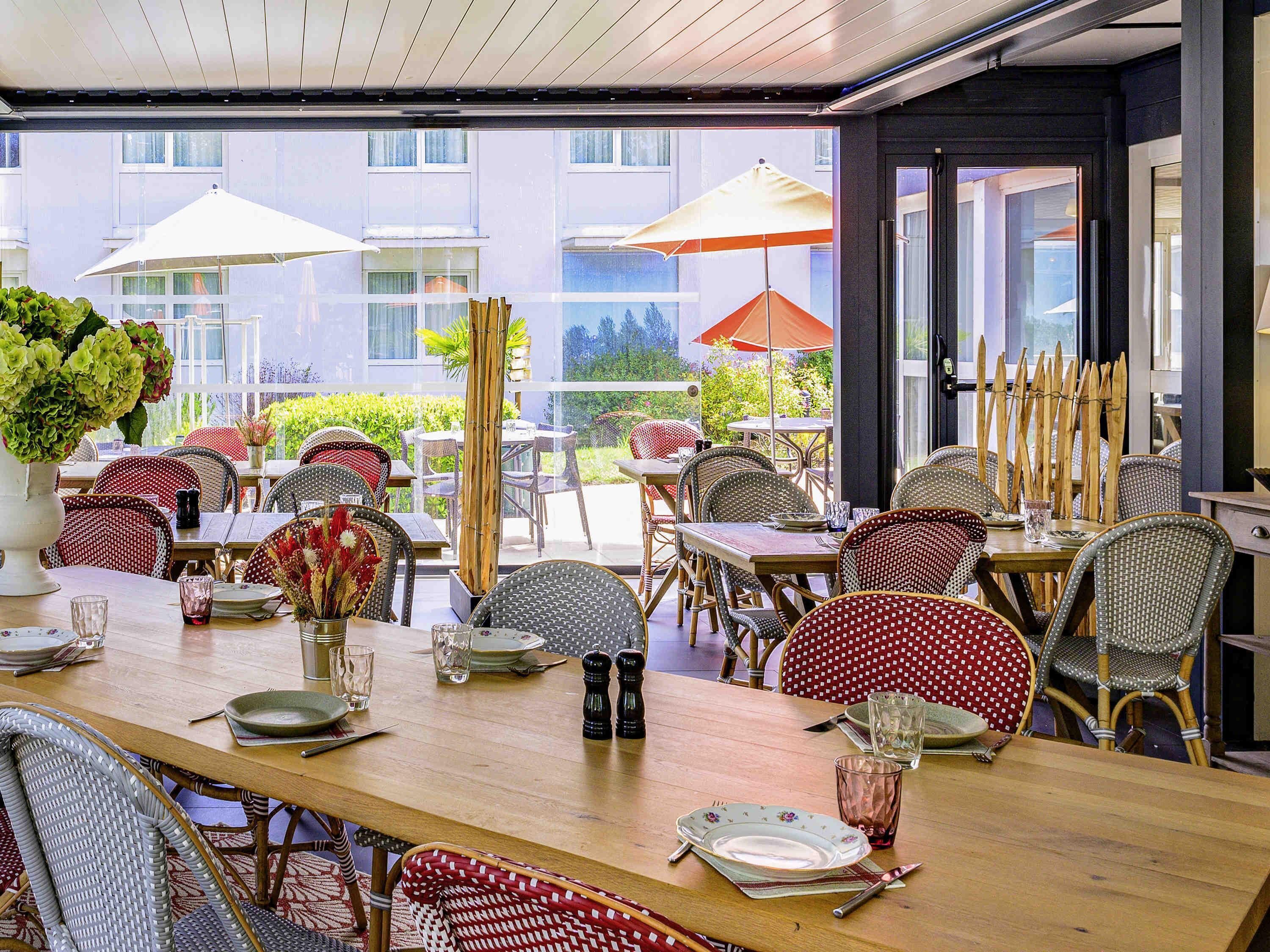 Mittagessen, Abendessen, Brunch, französische Küche, Blick auf den Pool 