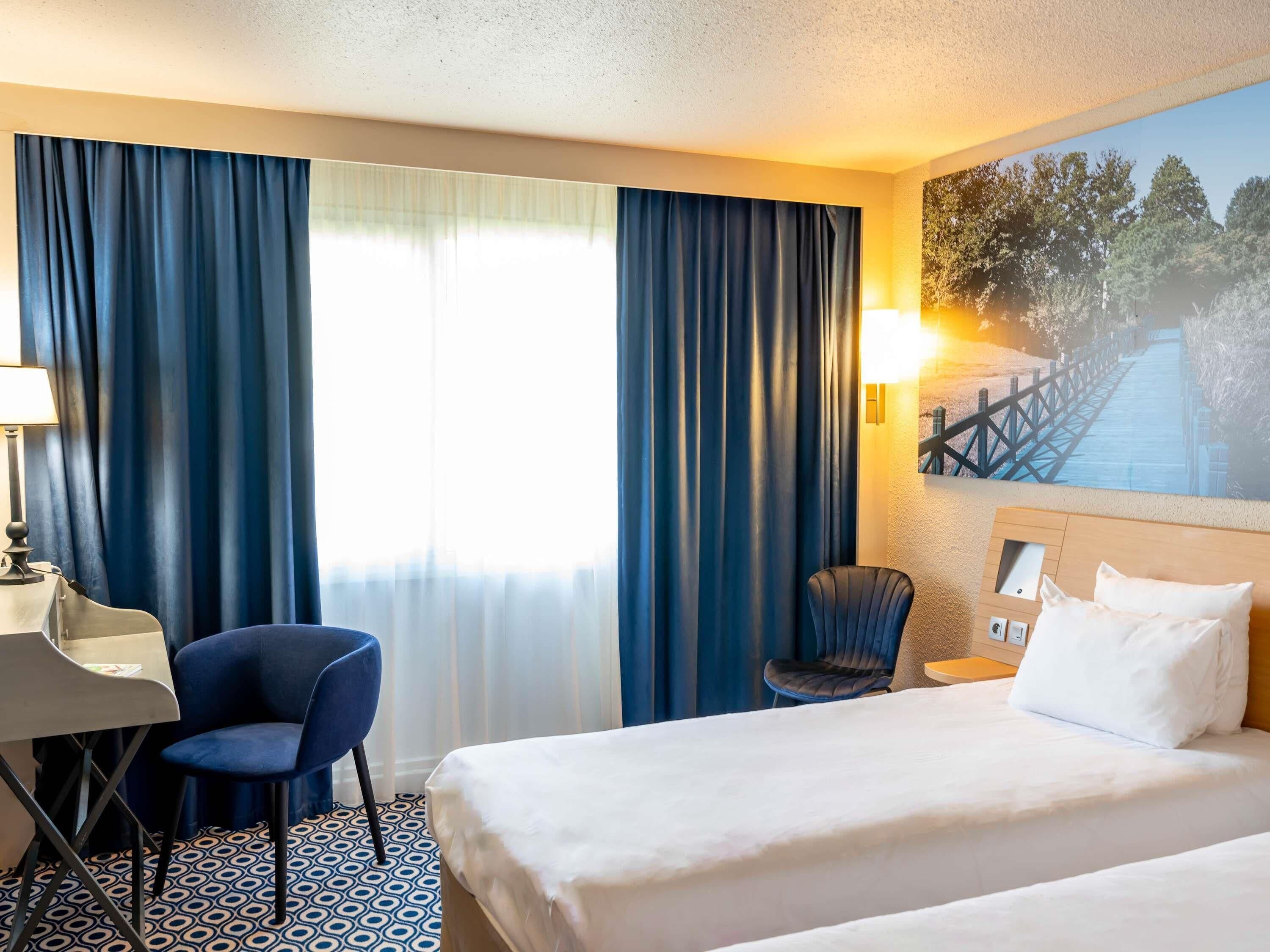 Classic Room, 1 Queen Bed | Premium bedding, in-room safe, desk, laptop workspace