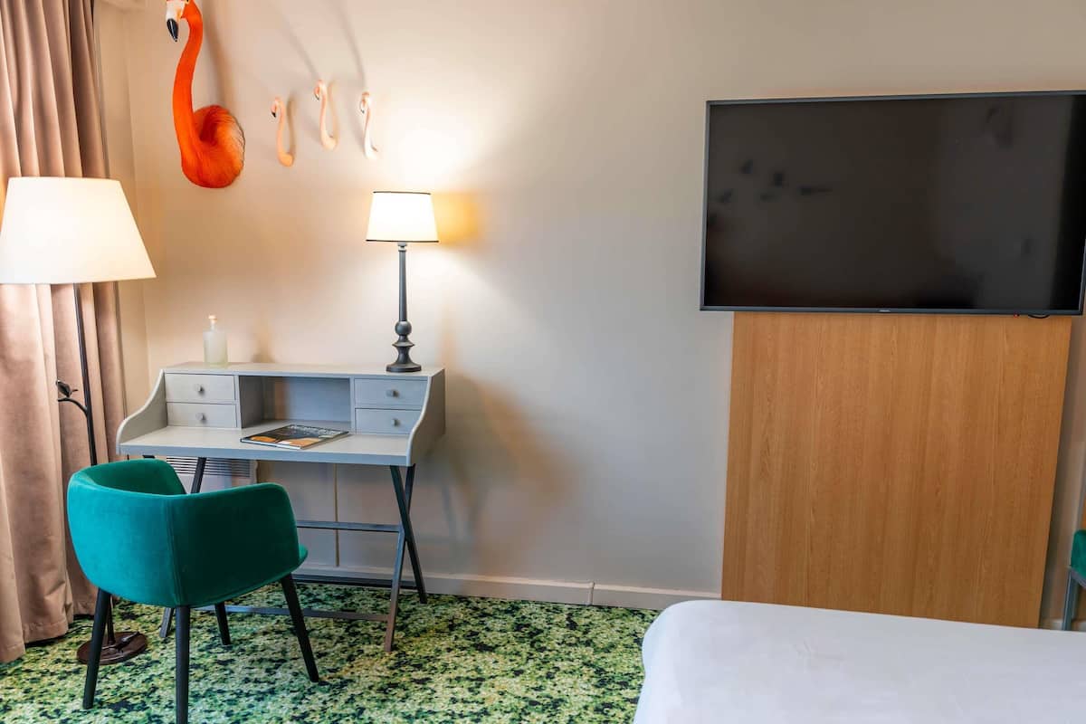 Premium bedding, in-room safe, desk, laptop workspace