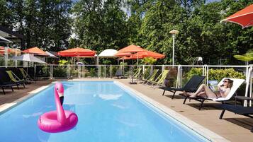 Sæsonbestemt udendørs pool, parasoller