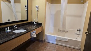 Luxury Suite | Bathroom | Free toiletries, hair dryer, towels