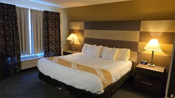 Escritorio, tabla de planchar con plancha, wifi gratis y ropa de cama