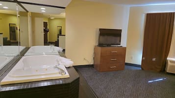 奢华套房 | 办公桌、熨斗/熨衣板、免费 WiFi、床单