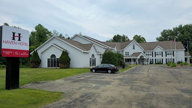 A two-story Haven Hotel with a swimming pool, hot tub, and breakfast service.