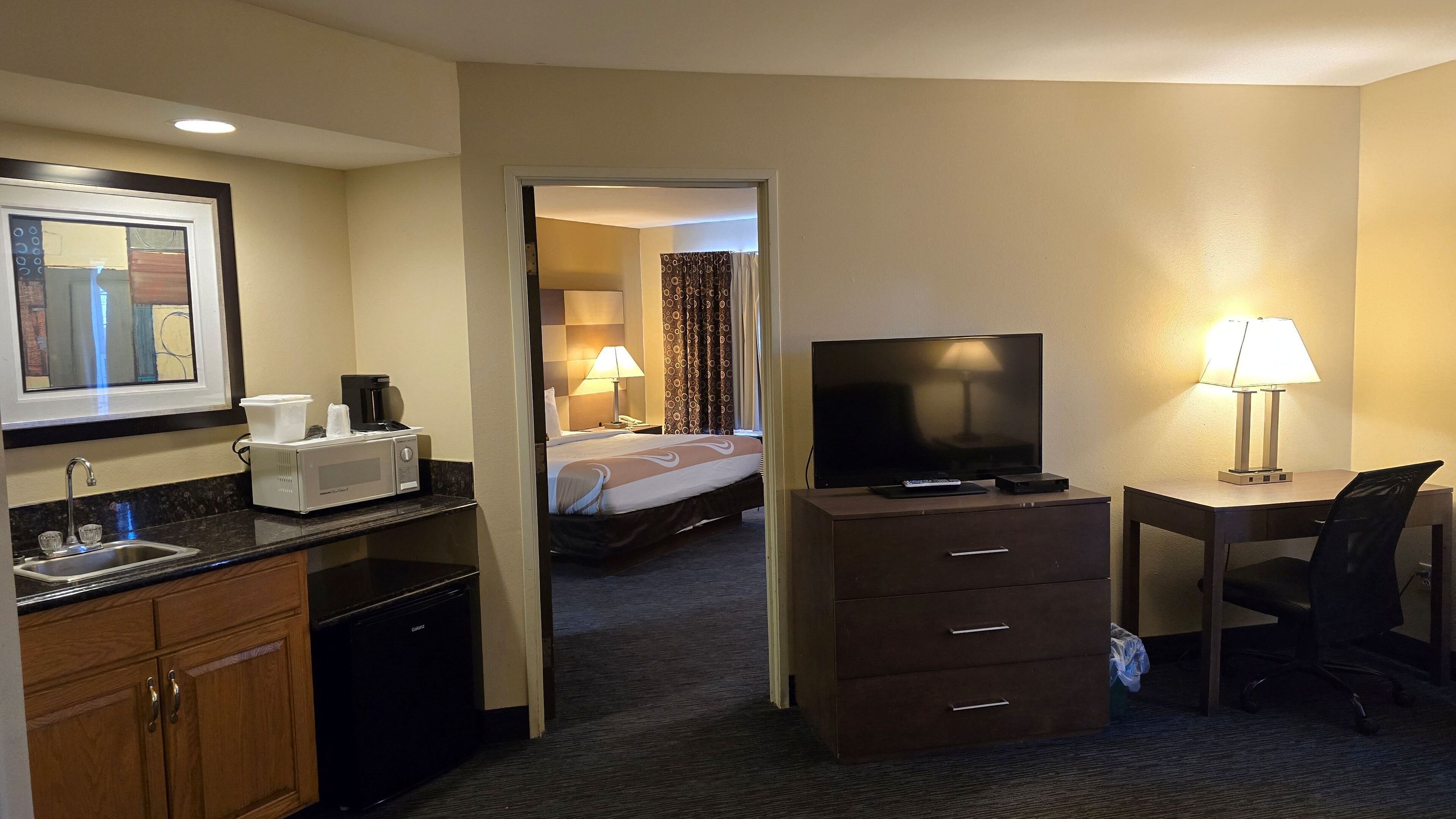 Deluxe Suite | Living area | Flat-screen TV