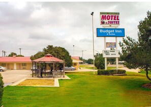 BBQ/picnic Area - Budget Inn and Suites (Guymon)