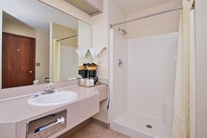 Combined shower/tub, free toiletries, hair dryer, towels - Budget Inn and Suites (Guymon)