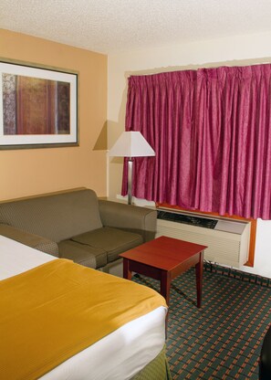 Basic Single Room, 1 King Bed, Non Smoking | 1 bedroom, desk, soundproofing, iron/ironing board