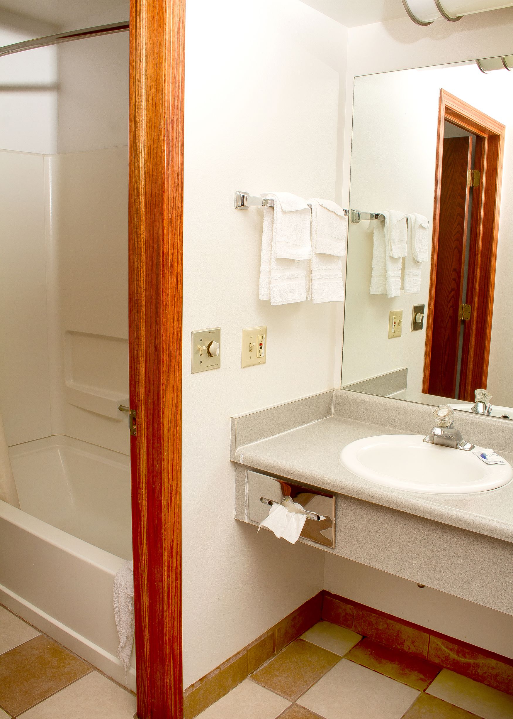 Basic Single Room, 1 King Bed, Non Smoking | Bathroom | Combined shower/tub, free toiletries, hair dryer, towels