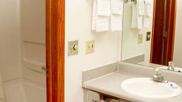 Habitación individual básica, 1 cama King size, para no fumadores | Baño | Tina con regadera, amenidades de baño gratuitas, secadora de cabello