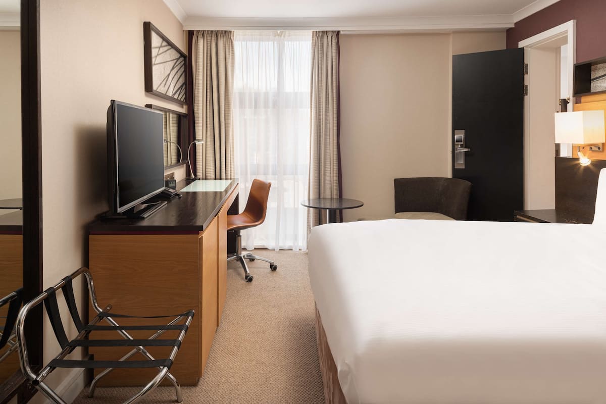 Junior Suite, 1 Queen Bed | Premium bedding, down duvets, in-room safe, desk