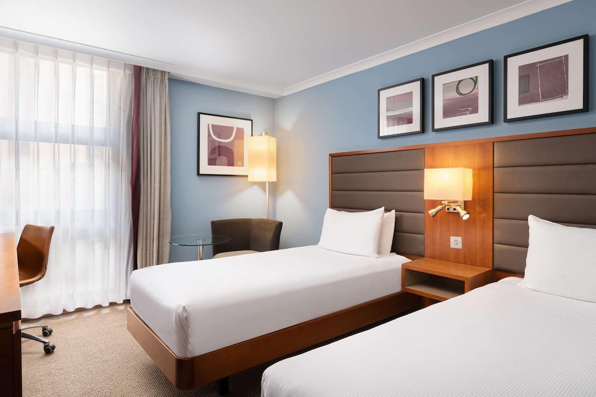 Chambre Deluxe avec lits jumeaux | Literie de qualité, couette en duvet, coffre-fort, bureau
