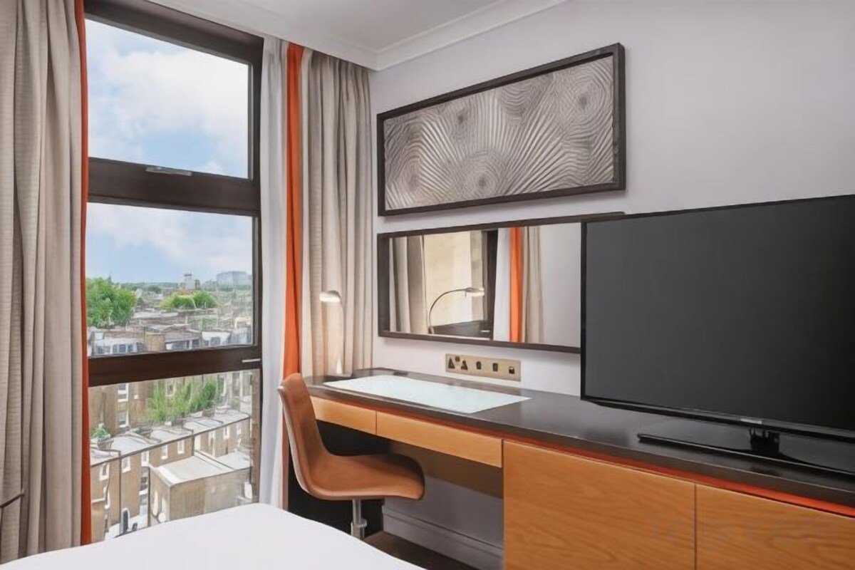Premium bedding, down comforters, in-room safe, desk