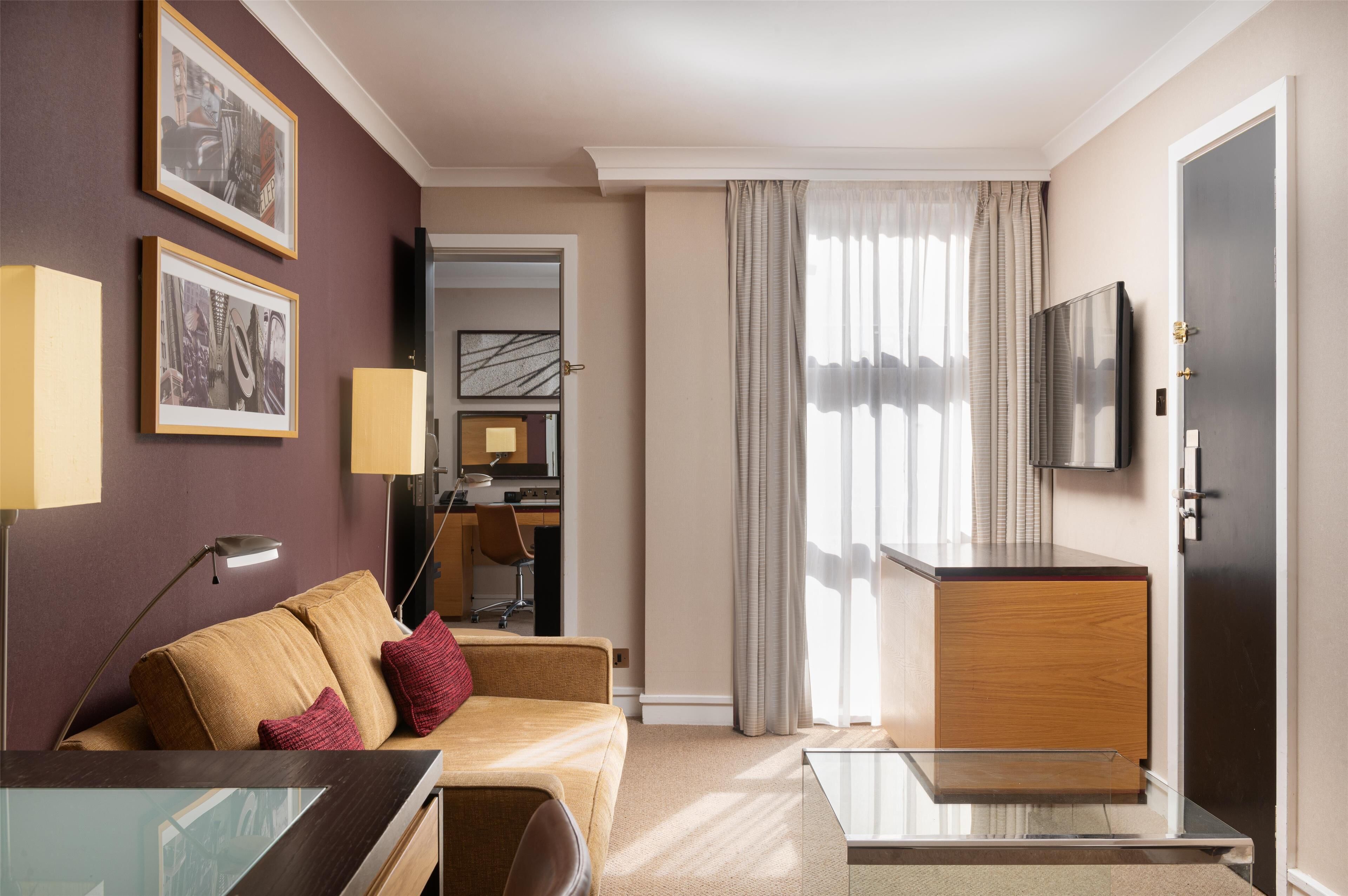 Suite – junior, 1 queensize-seng | Oppholdsområde | En 43-tommers LCD-TV med digitale kanaler samt TV