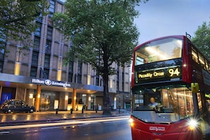 Front of property – evening/night - Hilton London Kensington (London)