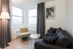 Habitación familiar, 1 cama matrimonial, para no fumadores | Sala de estar | Televisión y películas con cargo 