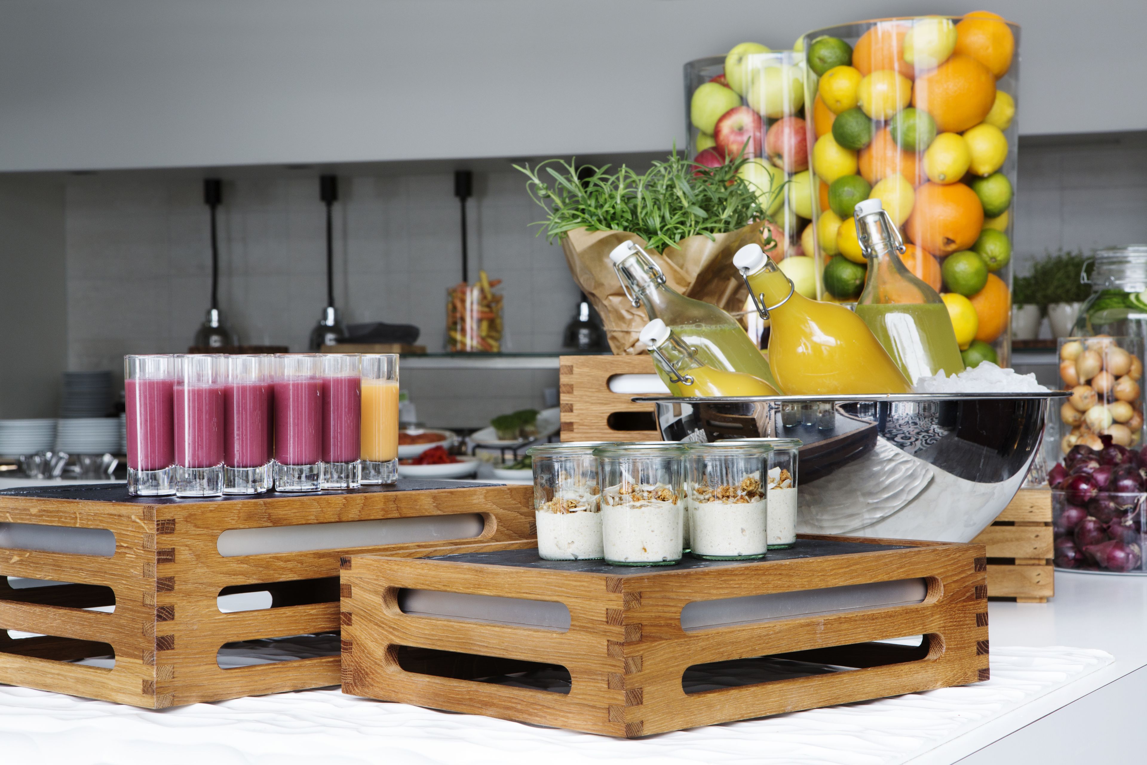 Ein reichhaltiges Frühstücksbuffet mit verschiedenen Speisen und Getränken.
