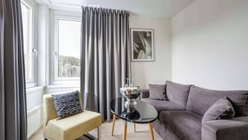 Familierom, 1 dobbeltseng, ikke-røyk | Allergitestet sengetøy, skrivebord, strykejern/-brett og barnesenger