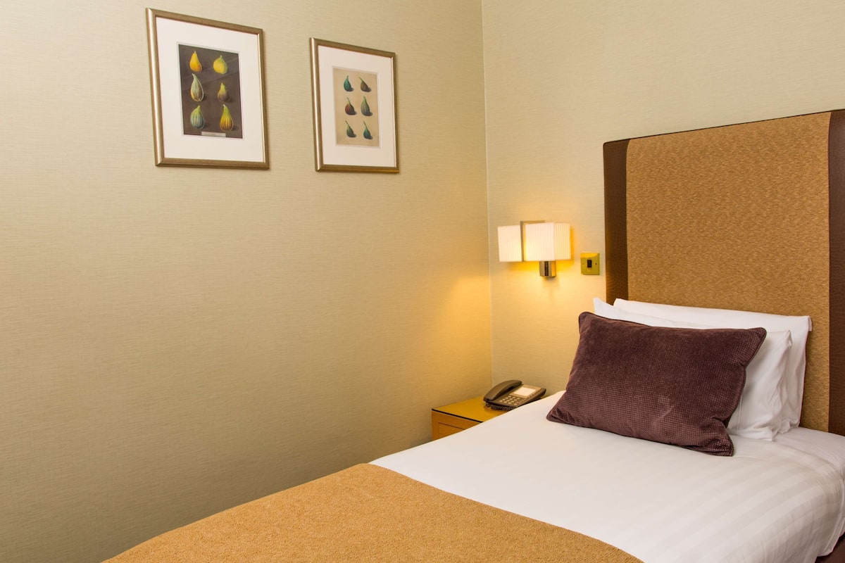 Comfort Room, 2 Single Beds, Non Smoking | In-room safe, desk, soundproofing, iron/ironing board