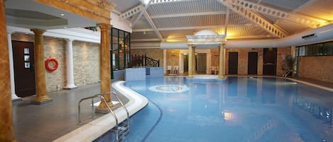 Piscine intérieure, chaises longues