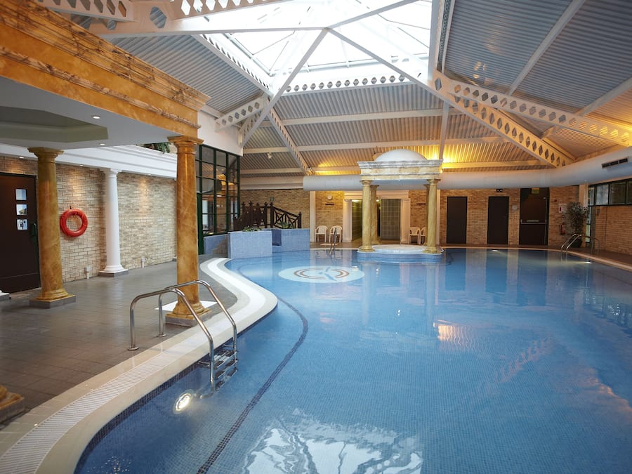 Innendørsbasseng og solsenger