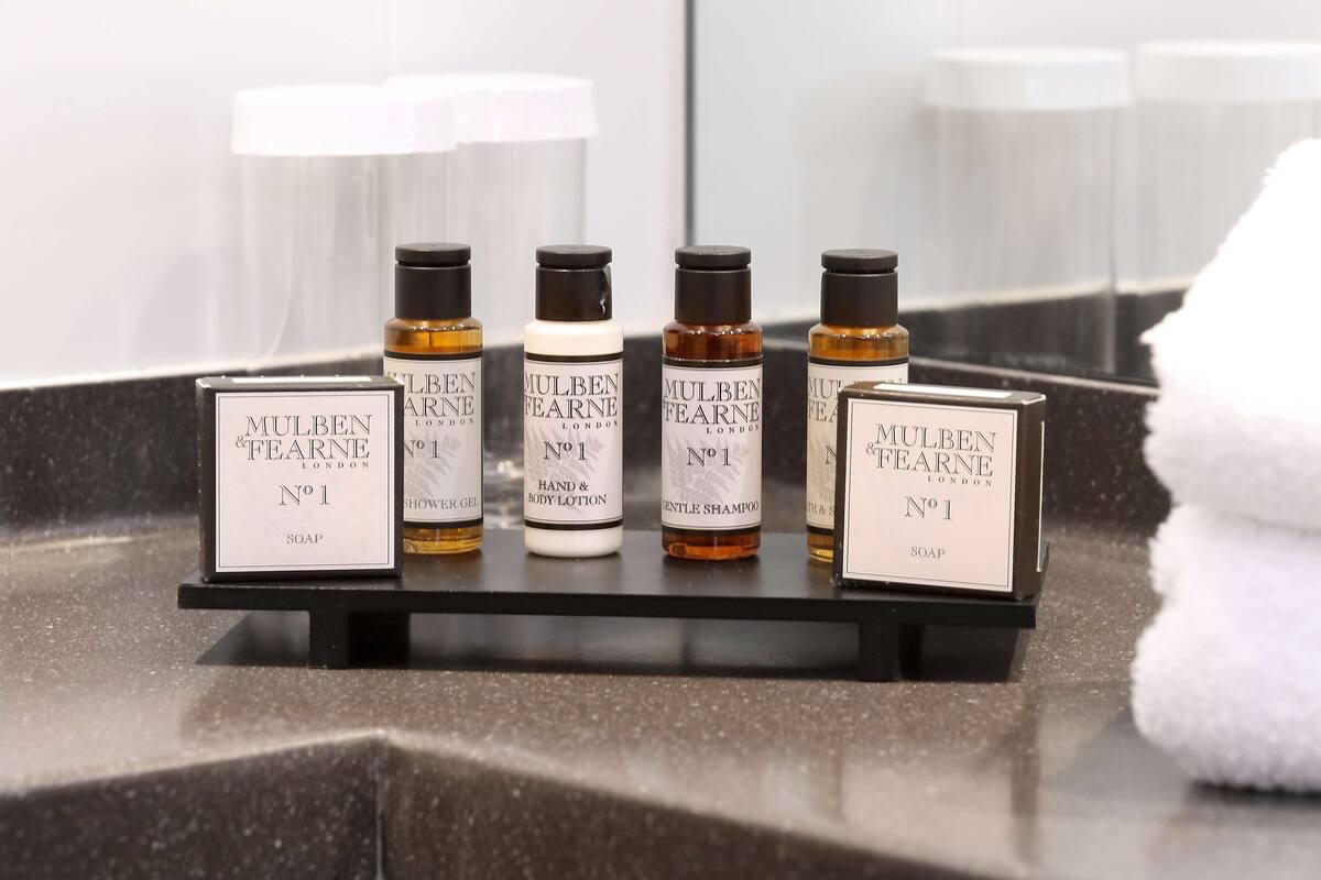Exhibición de productos Mulben Fearne London, que incluye jabón, loción corporal y champú suave.