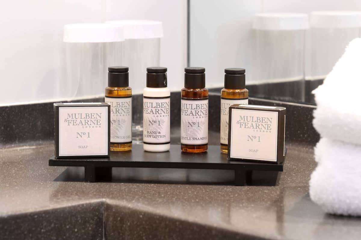 Eine Präsentation von Mulben Fearne London Produkten, darunter Seife, Hand- und Körperlotion sowie mildes Shampoo.