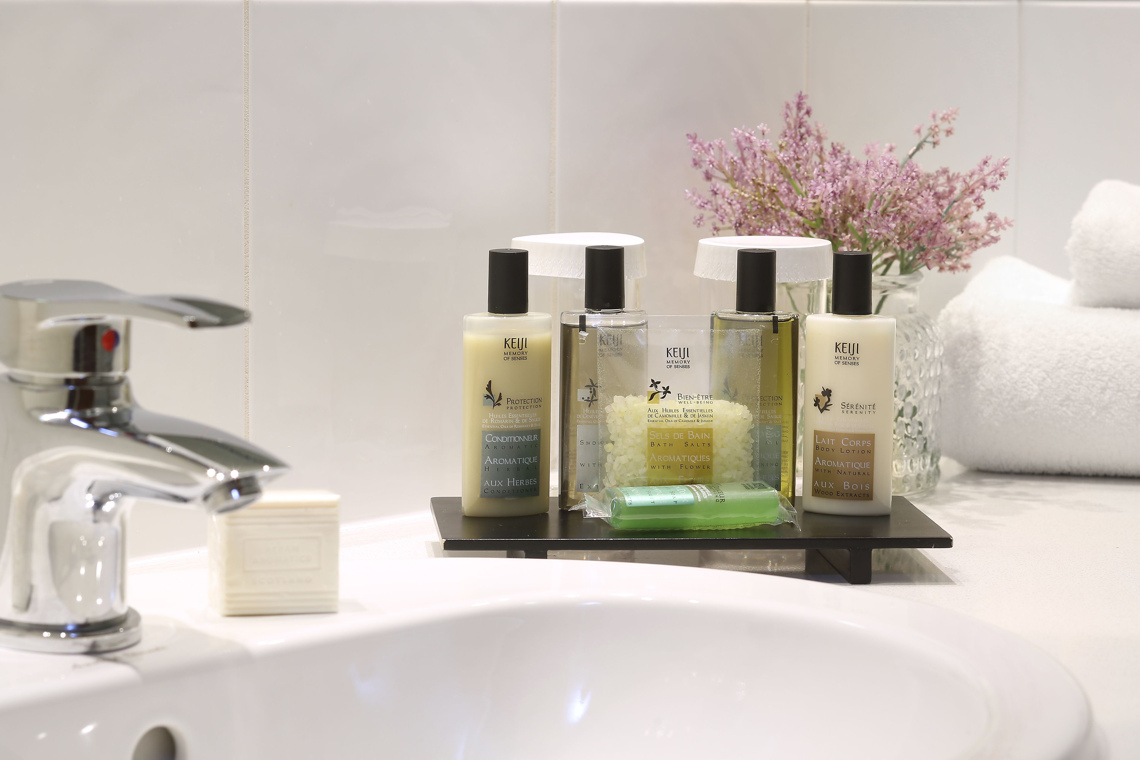 superior room, 1 double bed, non smoking | bathroom | combined shower/bathtub, free toiletries, hair dryer, towels