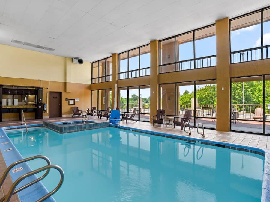 Piscine couverte, accès possible de 10 h 00 à 22 h 00, chaises longues