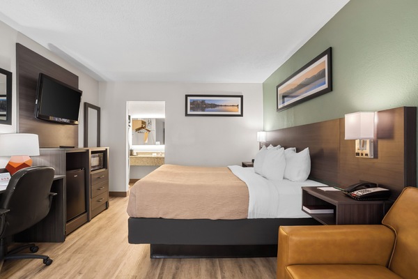 Premium bedding, in-room safe, iron/ironing board, WiFi (free)