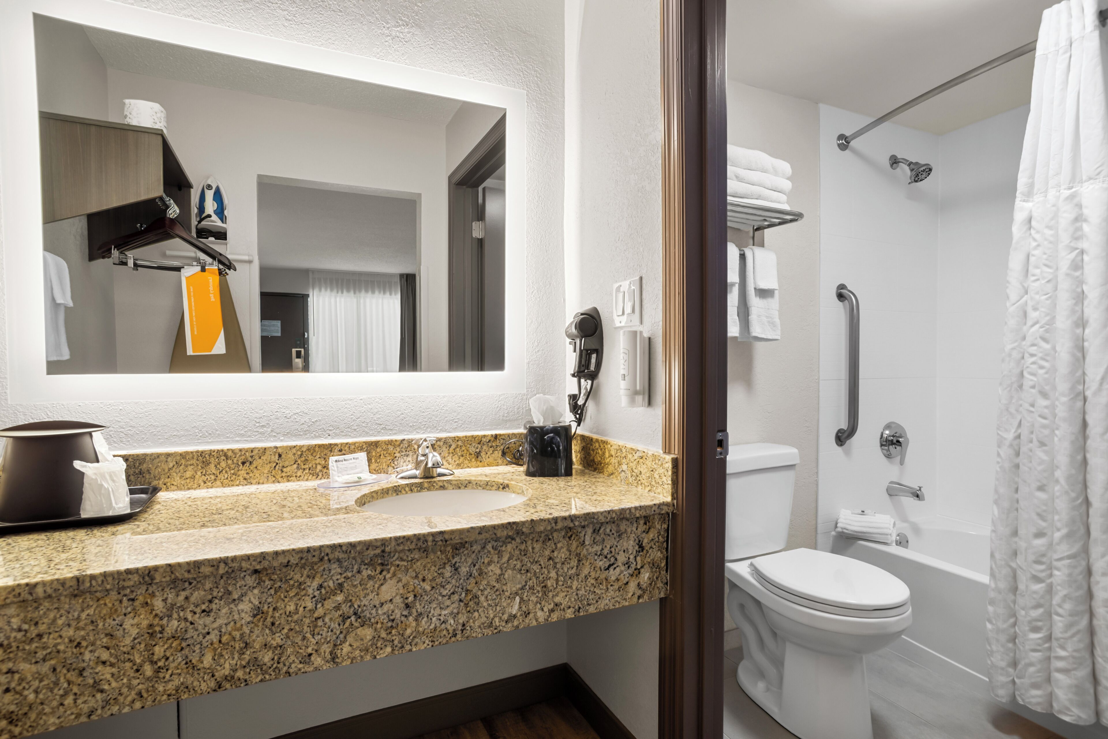 Ensemble douche/baignoire, articles de toilette gratuits, sèche-cheveux
