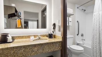 Ensemble douche/baignoire, articles de toilette gratuits, sèche-cheveux