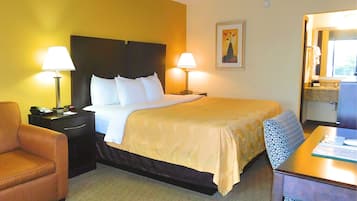 Ropa de cama de alta calidad y caja de seguridad en la habitación