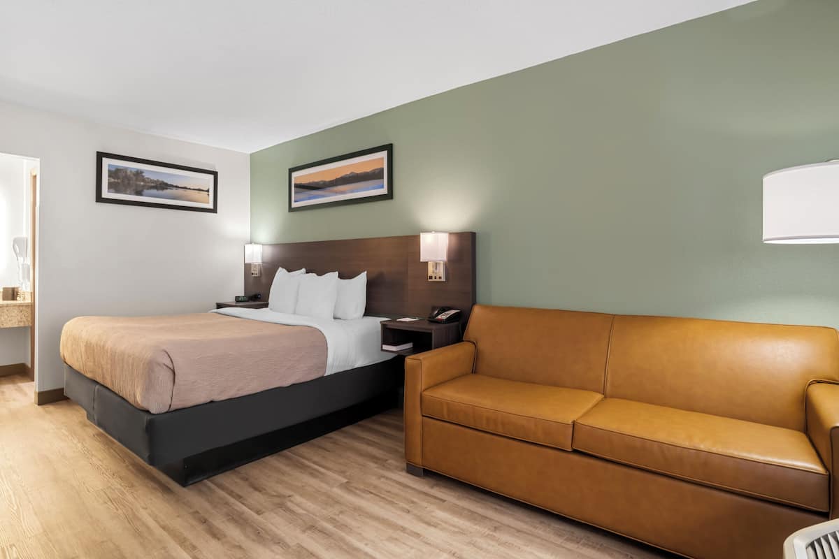 Premium bedding, in-room safe, iron/ironing board, free WiFi