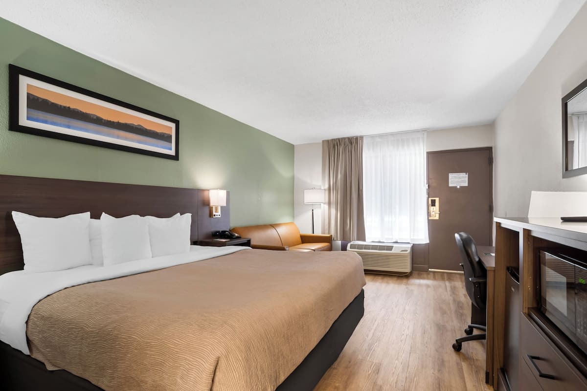 Premium bedding, in-room safe, iron/ironing board, free WiFi