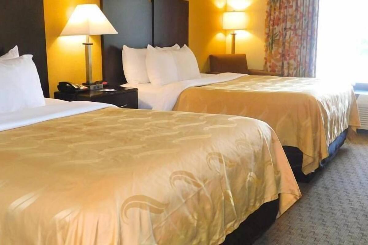 Premium bedding, in-room safe, iron/ironing board, free WiFi