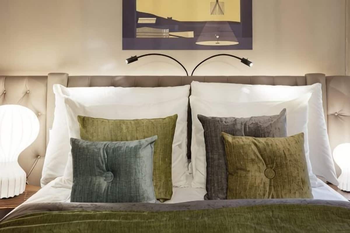 Premium bedding, minibar, in-room safe, laptop workspace