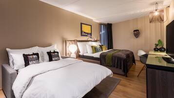 Quarto de hotel com duas camas, uma escrivaninha e uma cadeira.