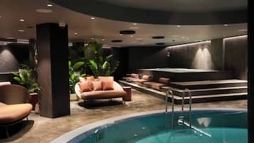 Una piscina techada