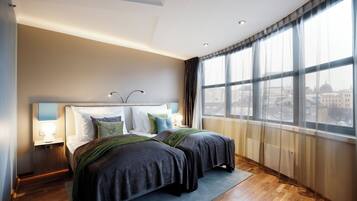 Deluxe Twin Room | Premium bedding, minibar, in-room safe, laptop workspace