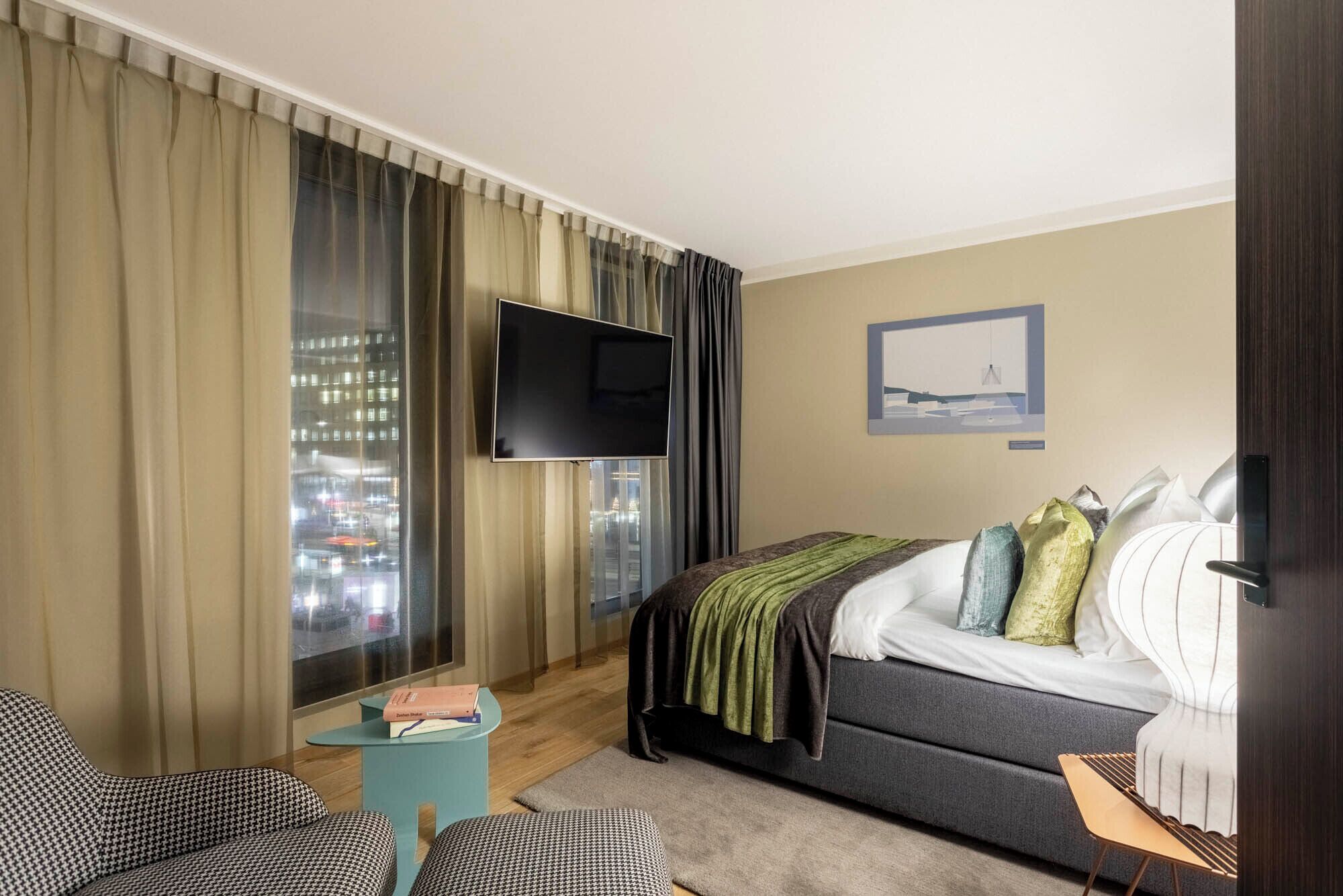 suite, 1 bedroom | premium bedding, minibar, in-room safe, laptop workspace