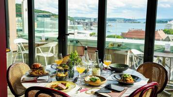 Serveert ontbijt, lunch en brunch